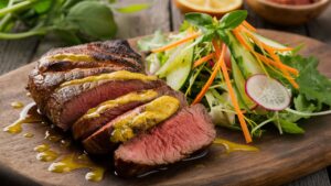 Picanha com Mostarda e Salada Crocante de Legumes