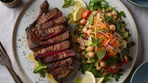 Picanha com Mostarda e Uma Salada de Grãos e Verduras